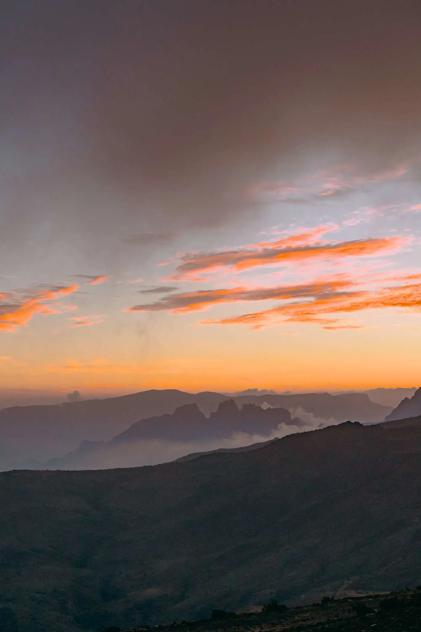 Paysage de montagne au coucher du soleil