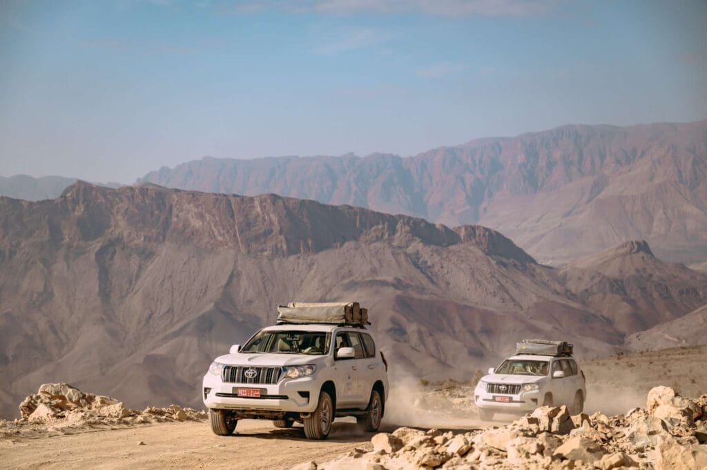 4x4 die door de bergen van Oman rijdt