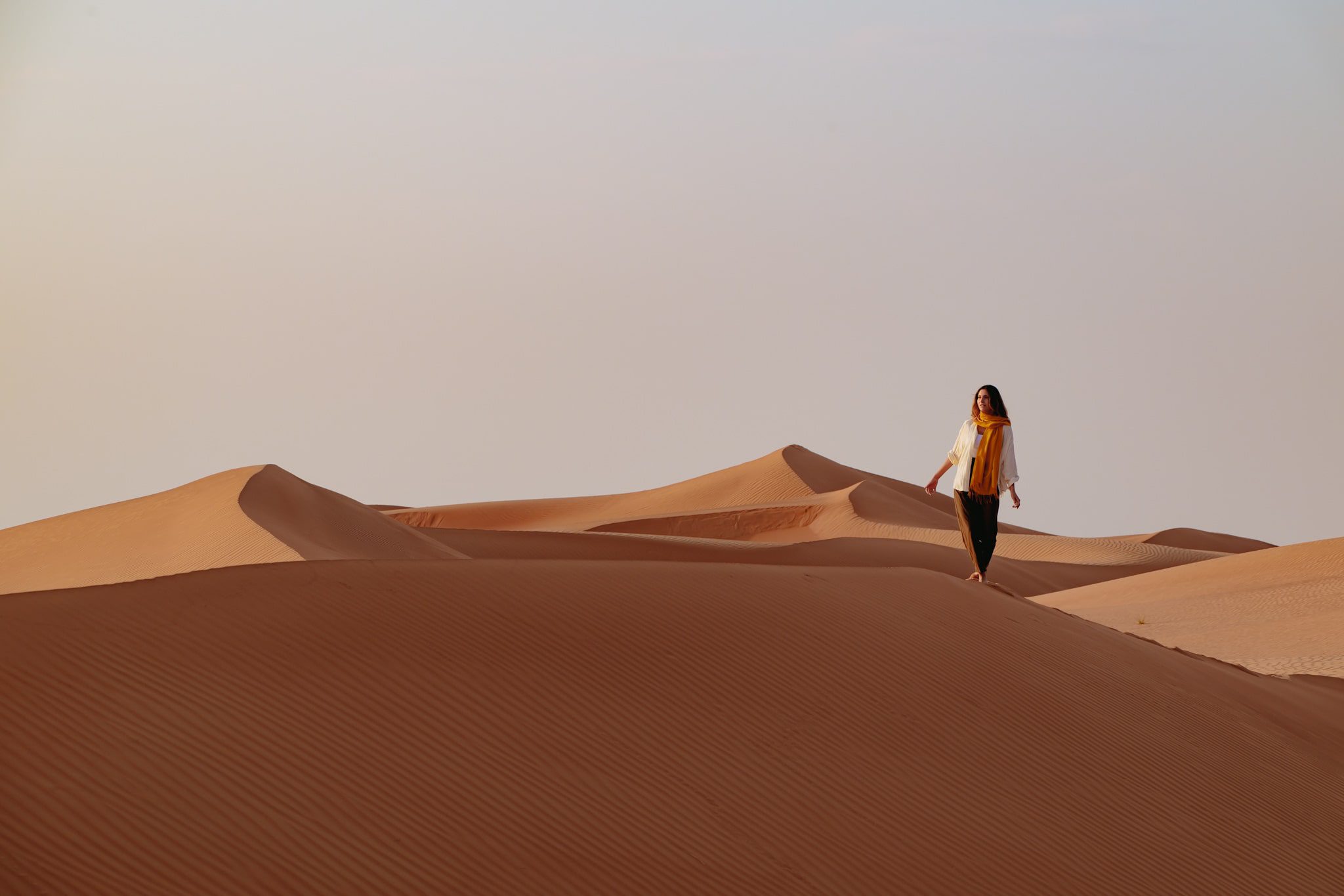 femme qui marche sur les dunes dans le désert d'Oman