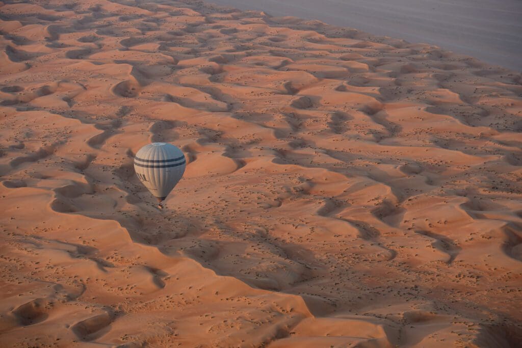 luchtballon boven de woestijn van Oman